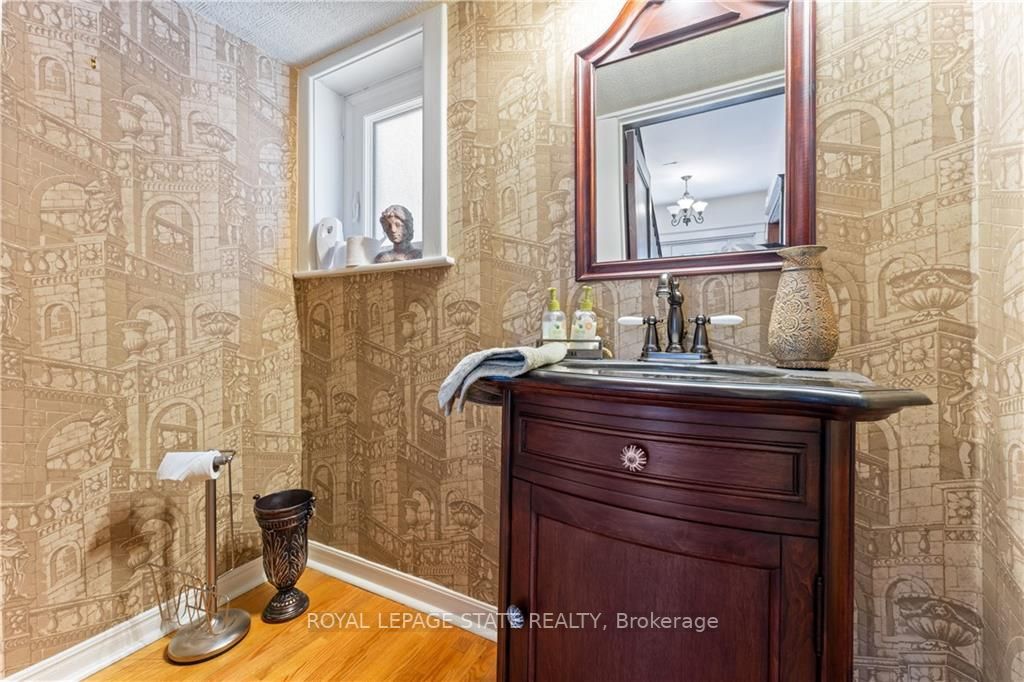 32 Rosslyn Avenue S