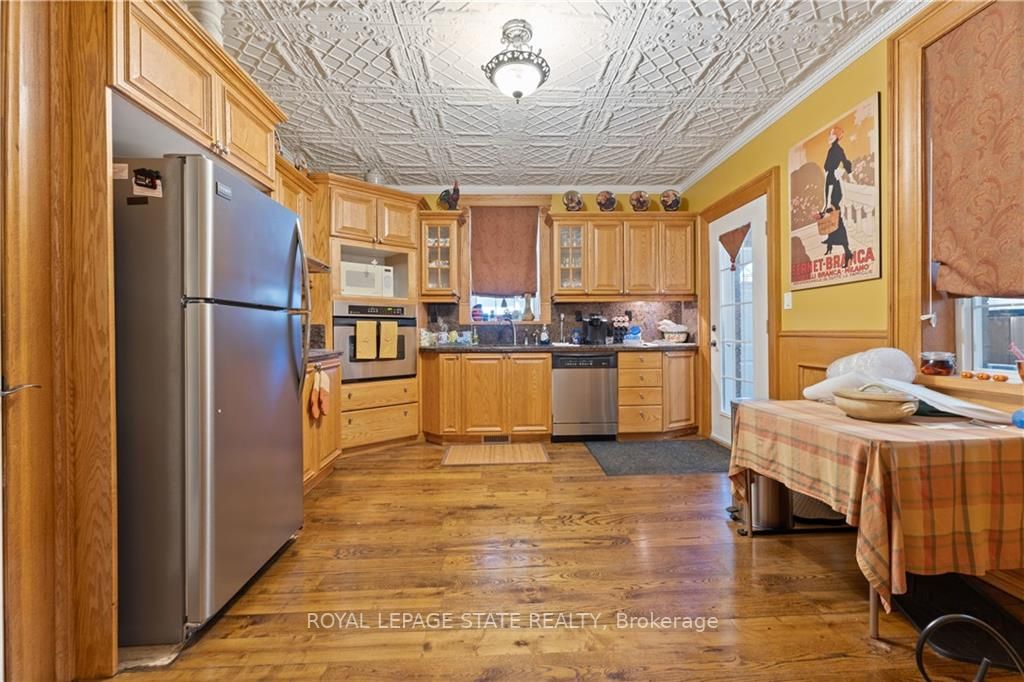 32 Rosslyn Avenue S