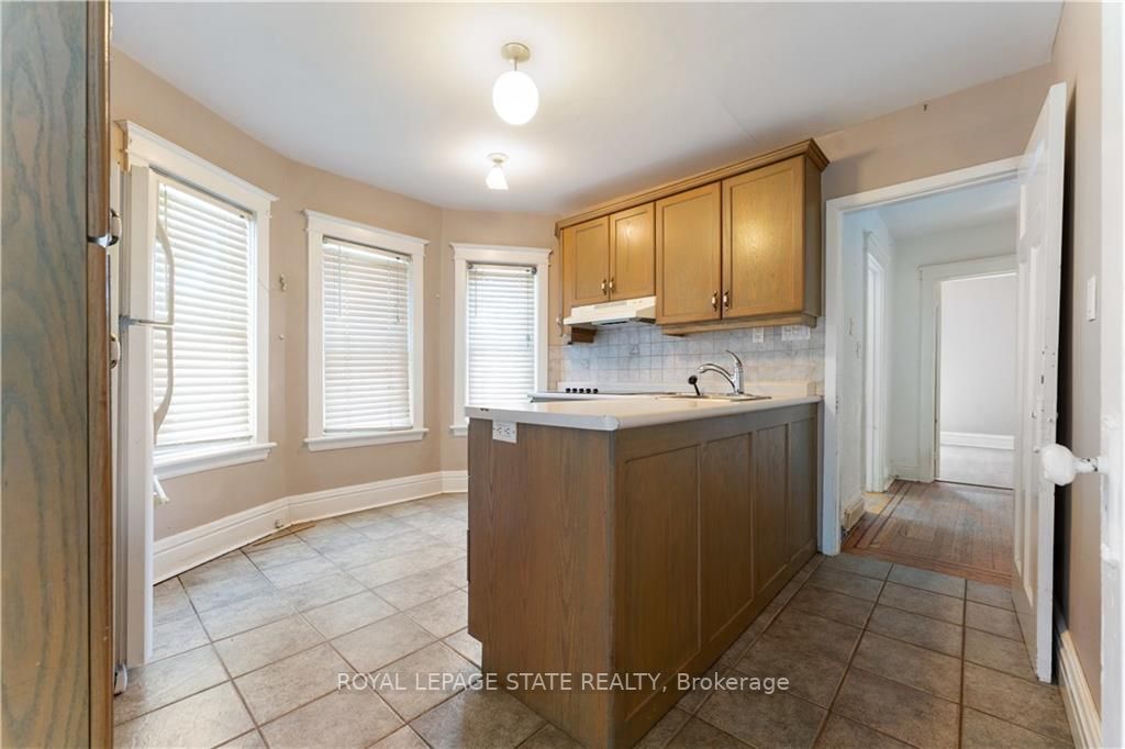 32 Rosslyn Avenue S