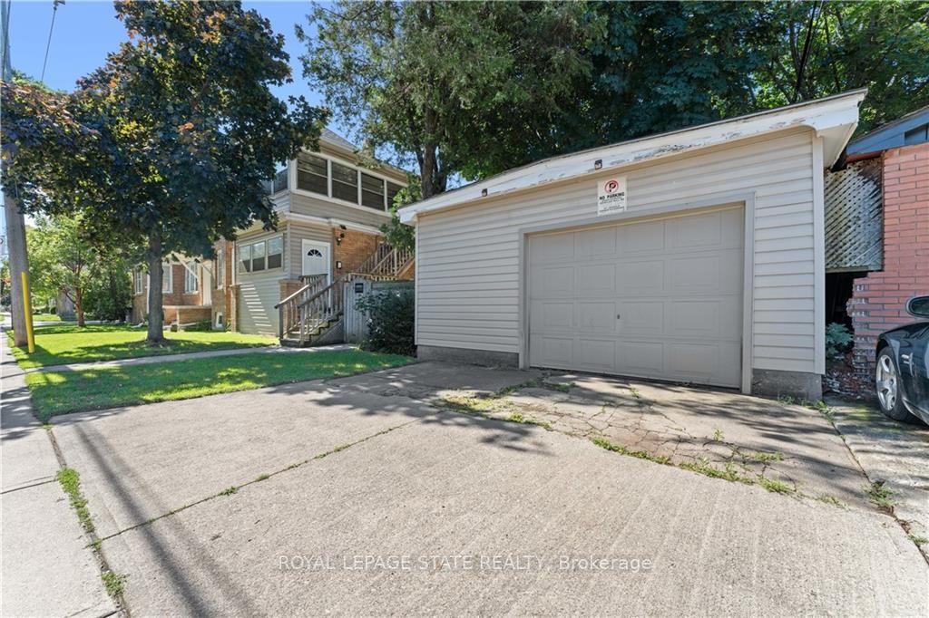 32 Rosslyn Avenue S