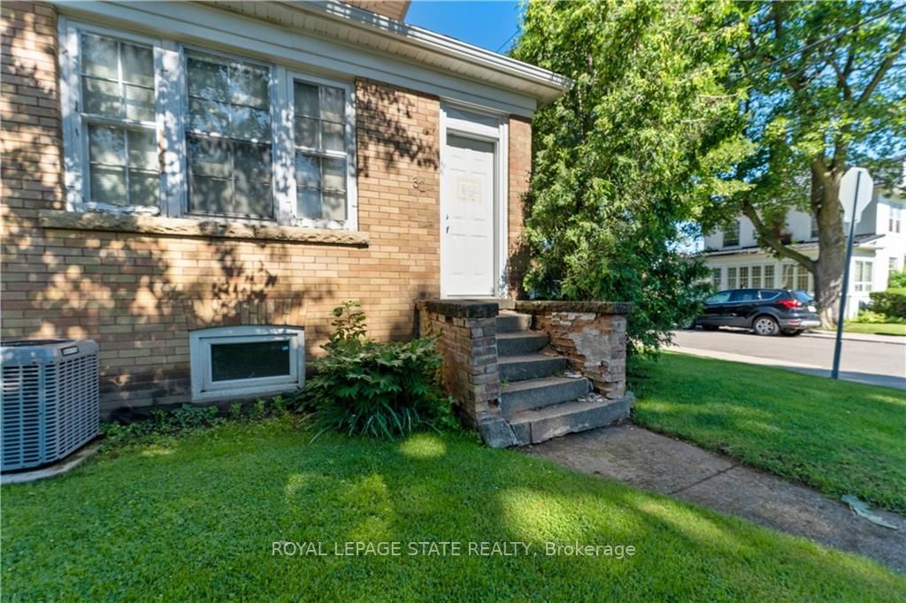 32 Rosslyn Avenue S