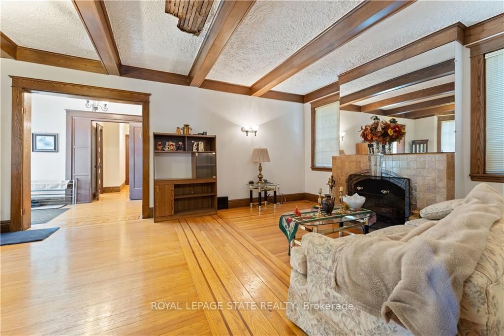 32 Rosslyn Avenue S