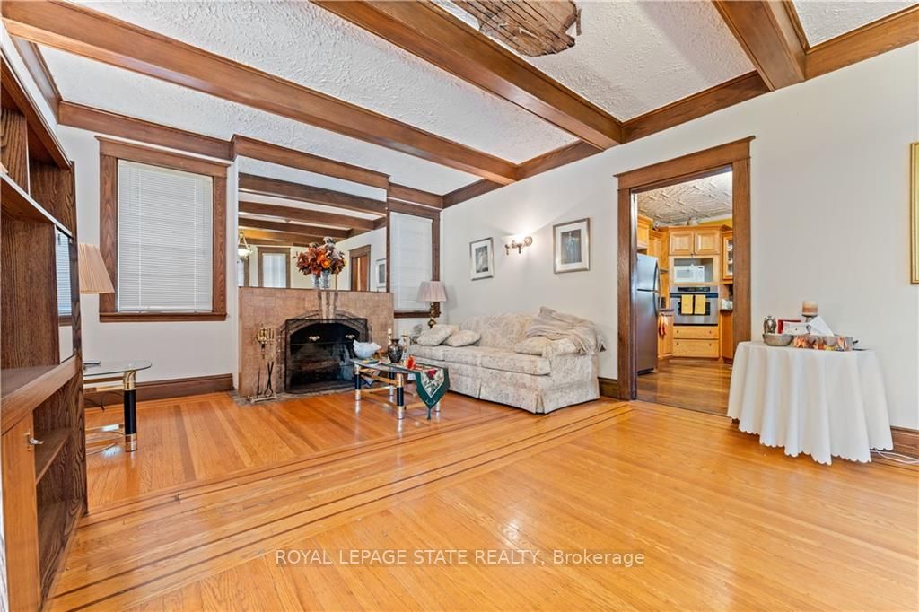 32 Rosslyn Avenue S