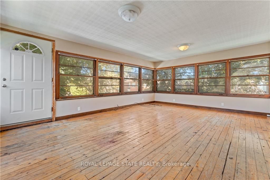 32 Rosslyn Avenue S