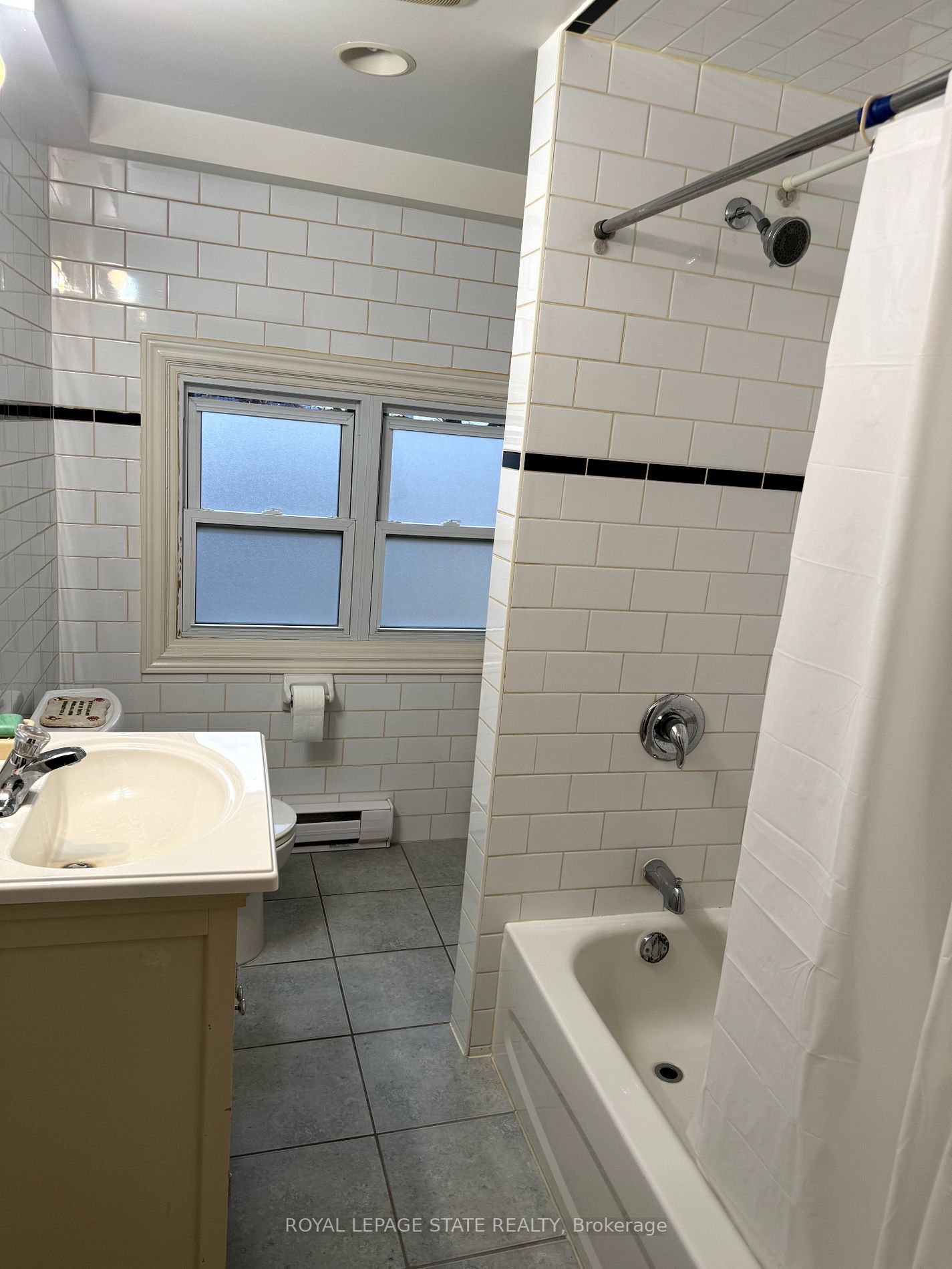 32 Rosslyn Avenue S