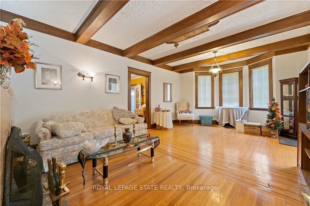32 Rosslyn Avenue S
