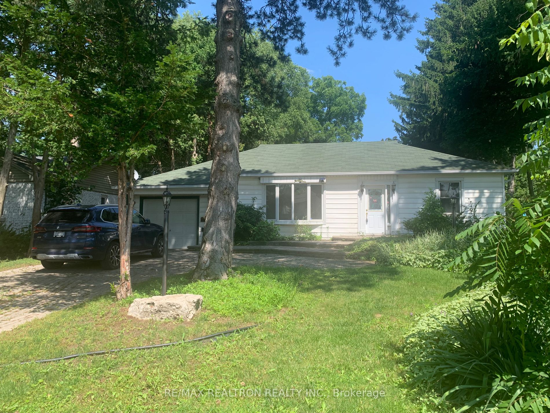 167 Lloyminn Ave E