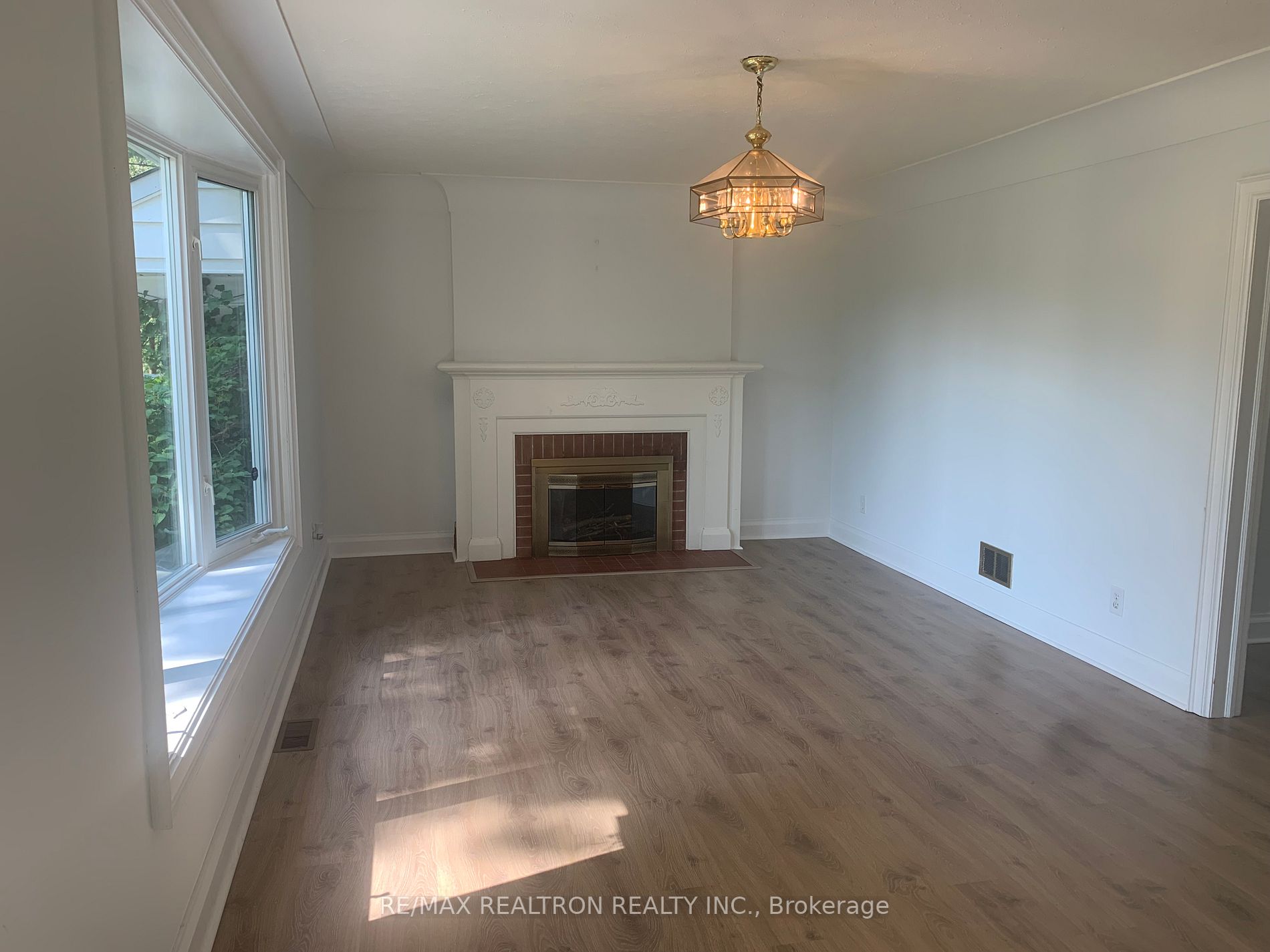 167 Lloyminn Ave E