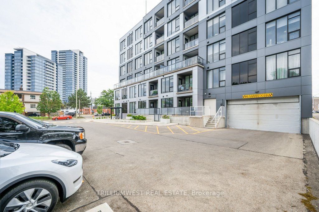 690 King St W, #601