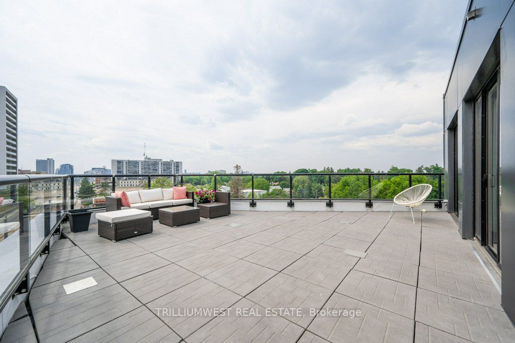 690 King St W, #601