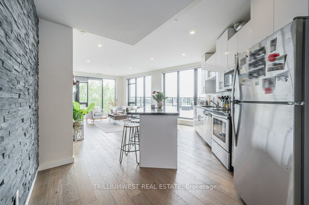 690 King St W, #601
