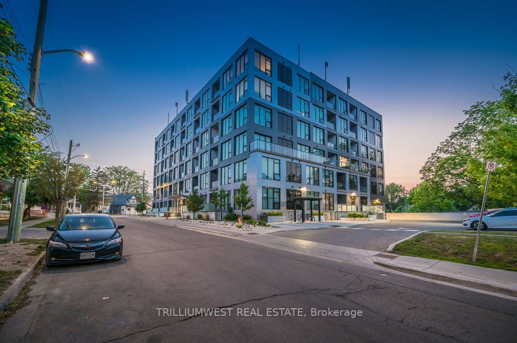690 King St W, #601