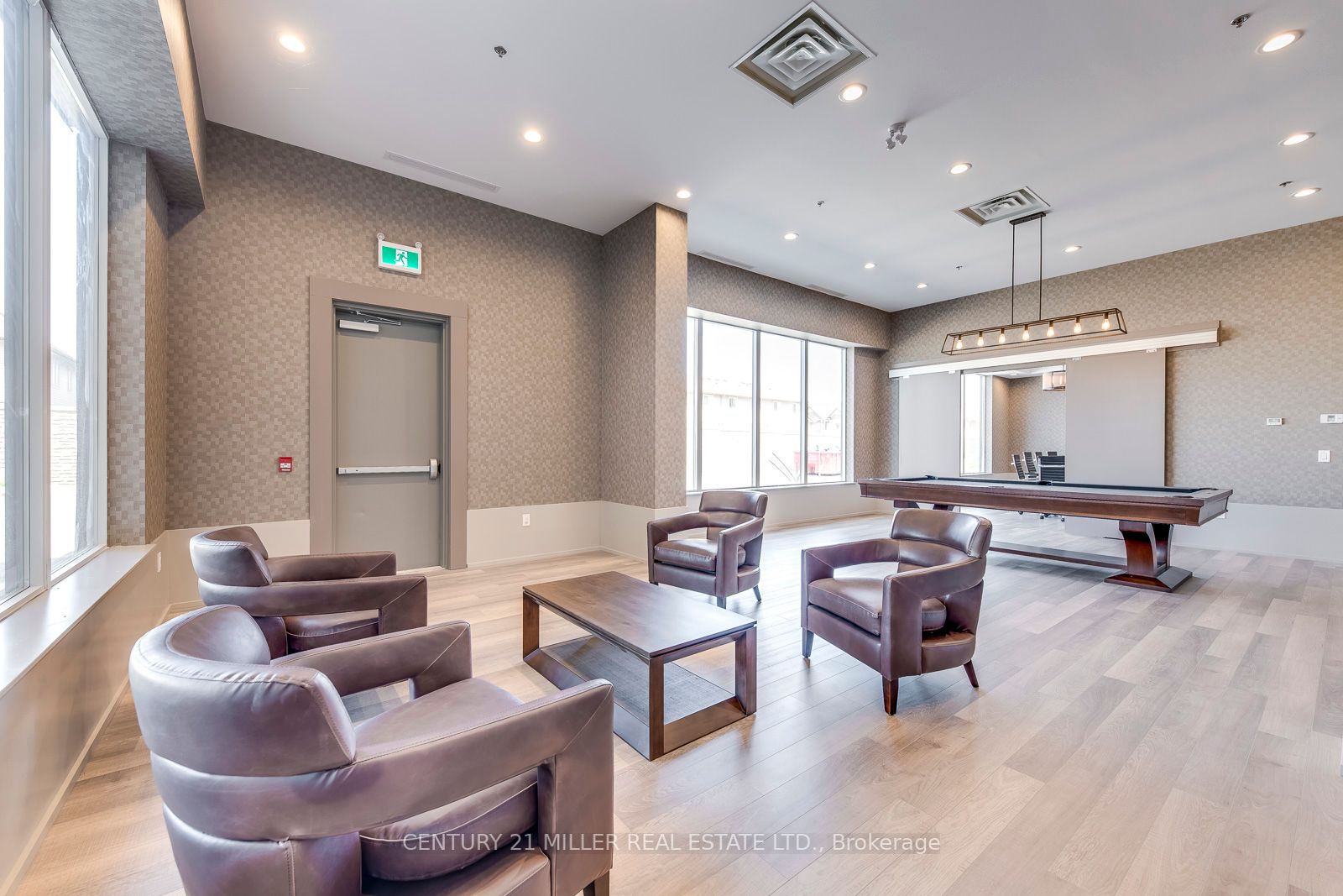 560 North Service Rd, #303