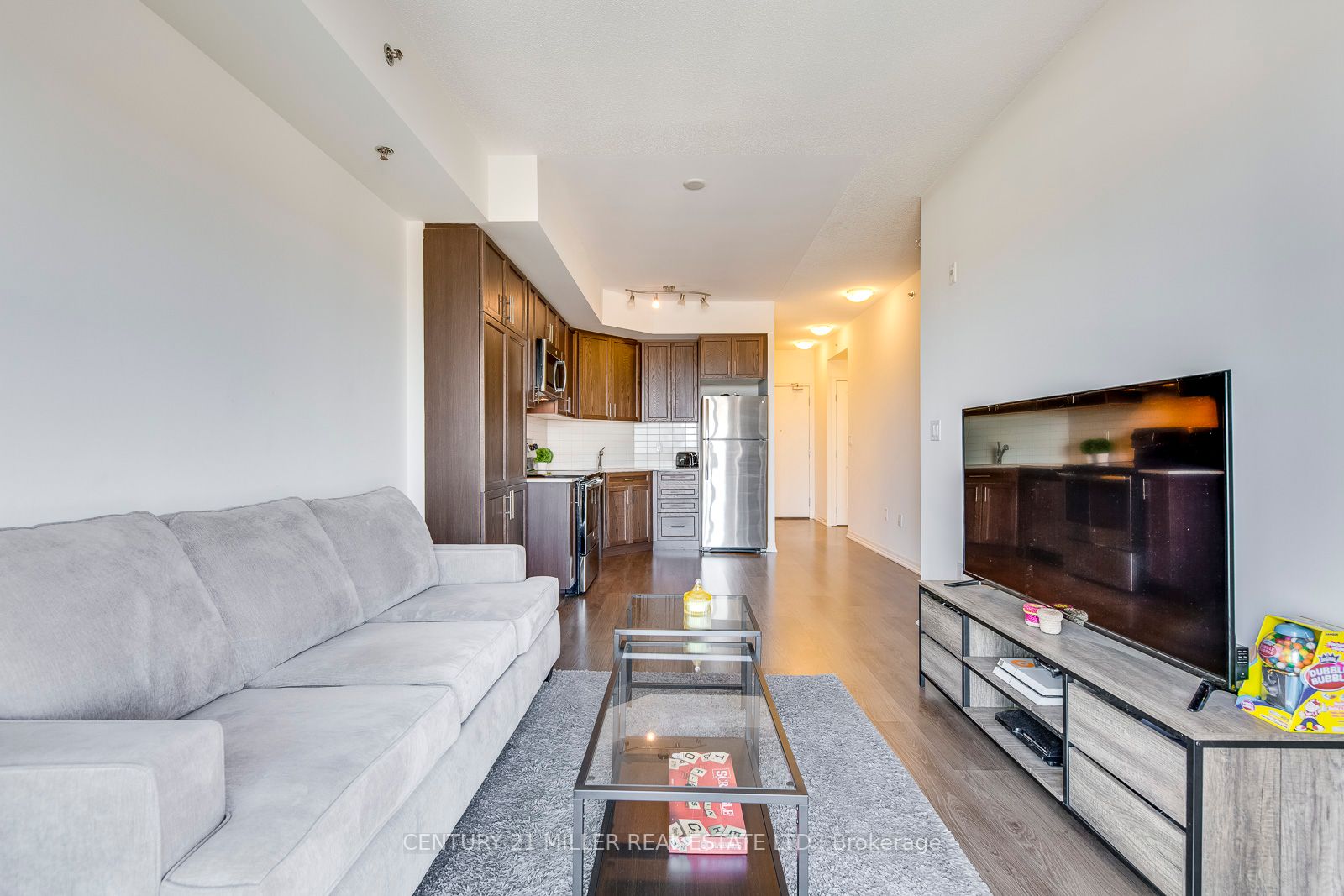 560 North Service Rd, #303