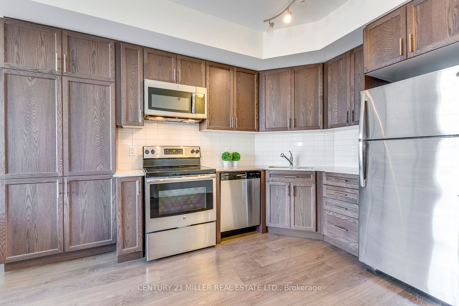 560 North Service Rd, #303