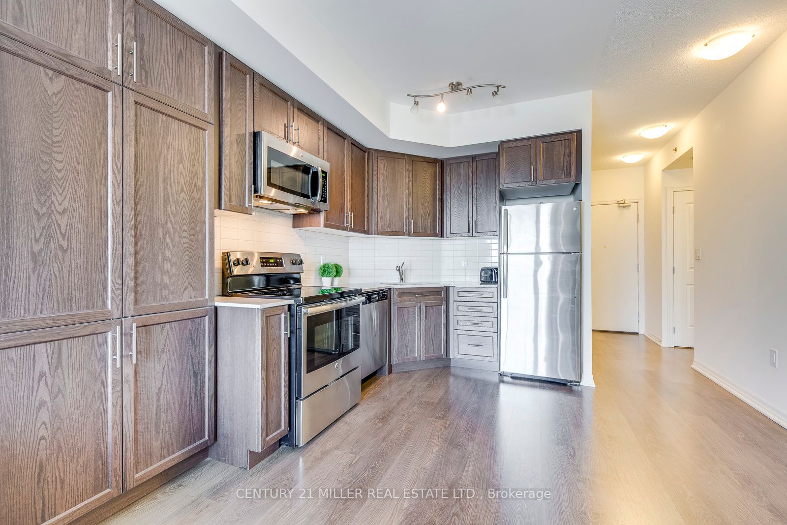 560 North Service Rd, #303
