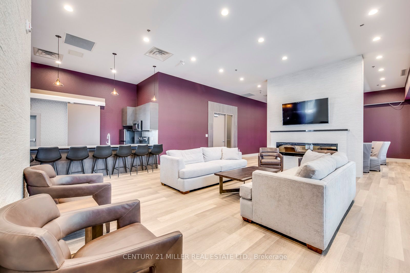 560 North Service Rd, #303