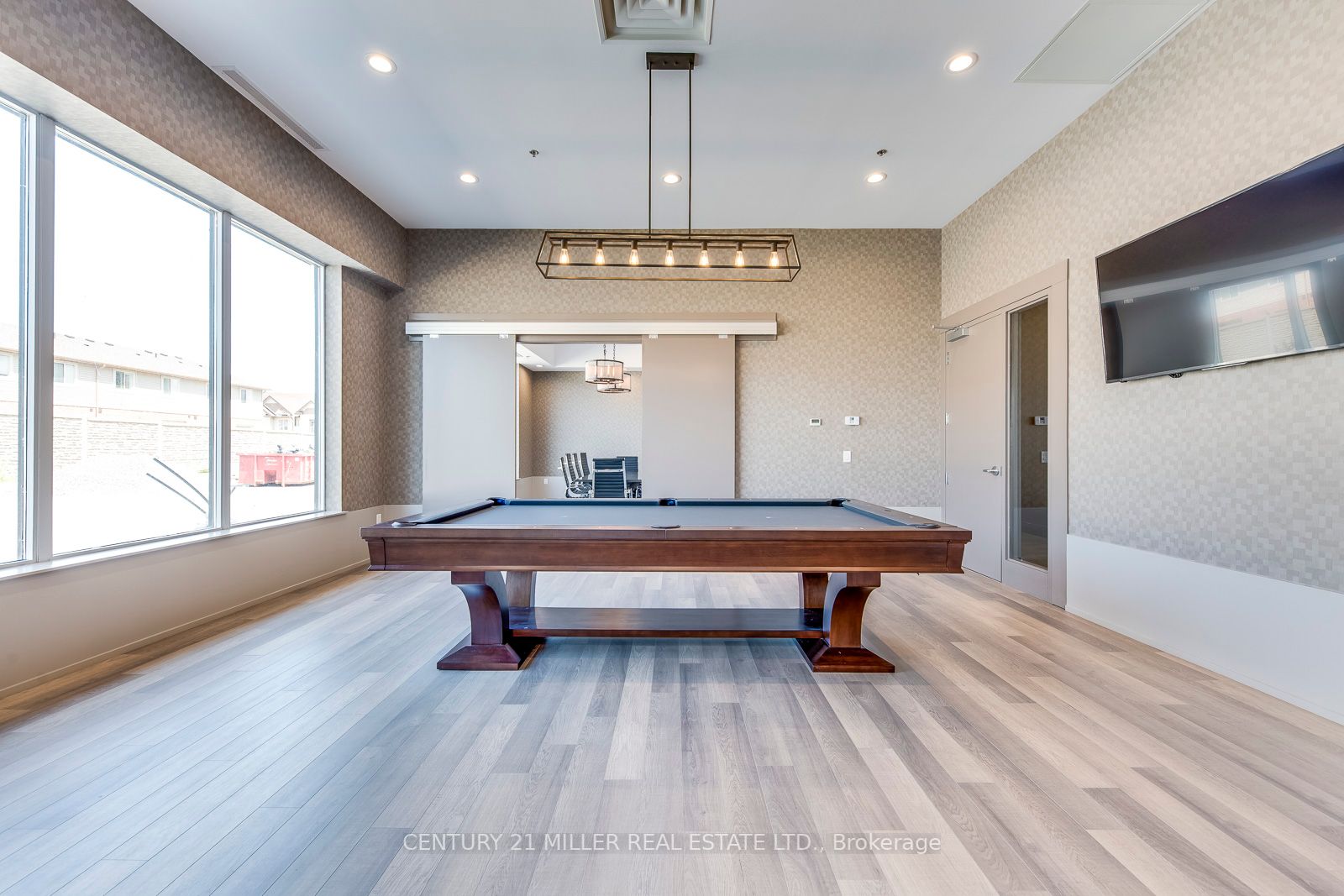 560 North Service Rd, #303