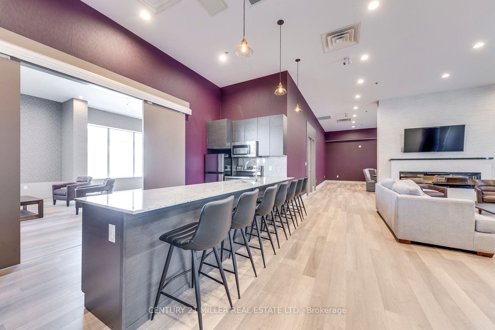560 North Service Rd, #303