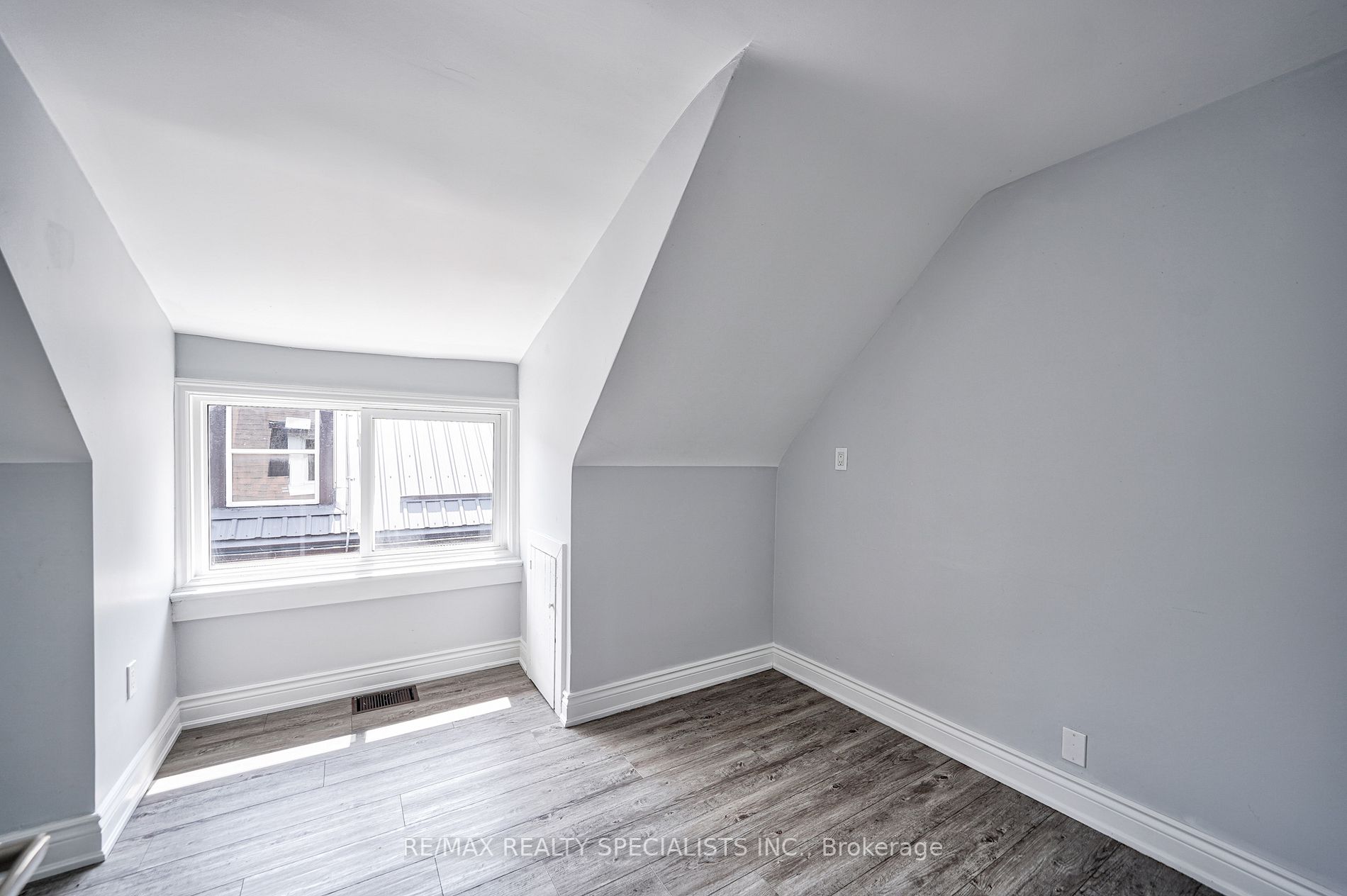 108 Victoria Ave N