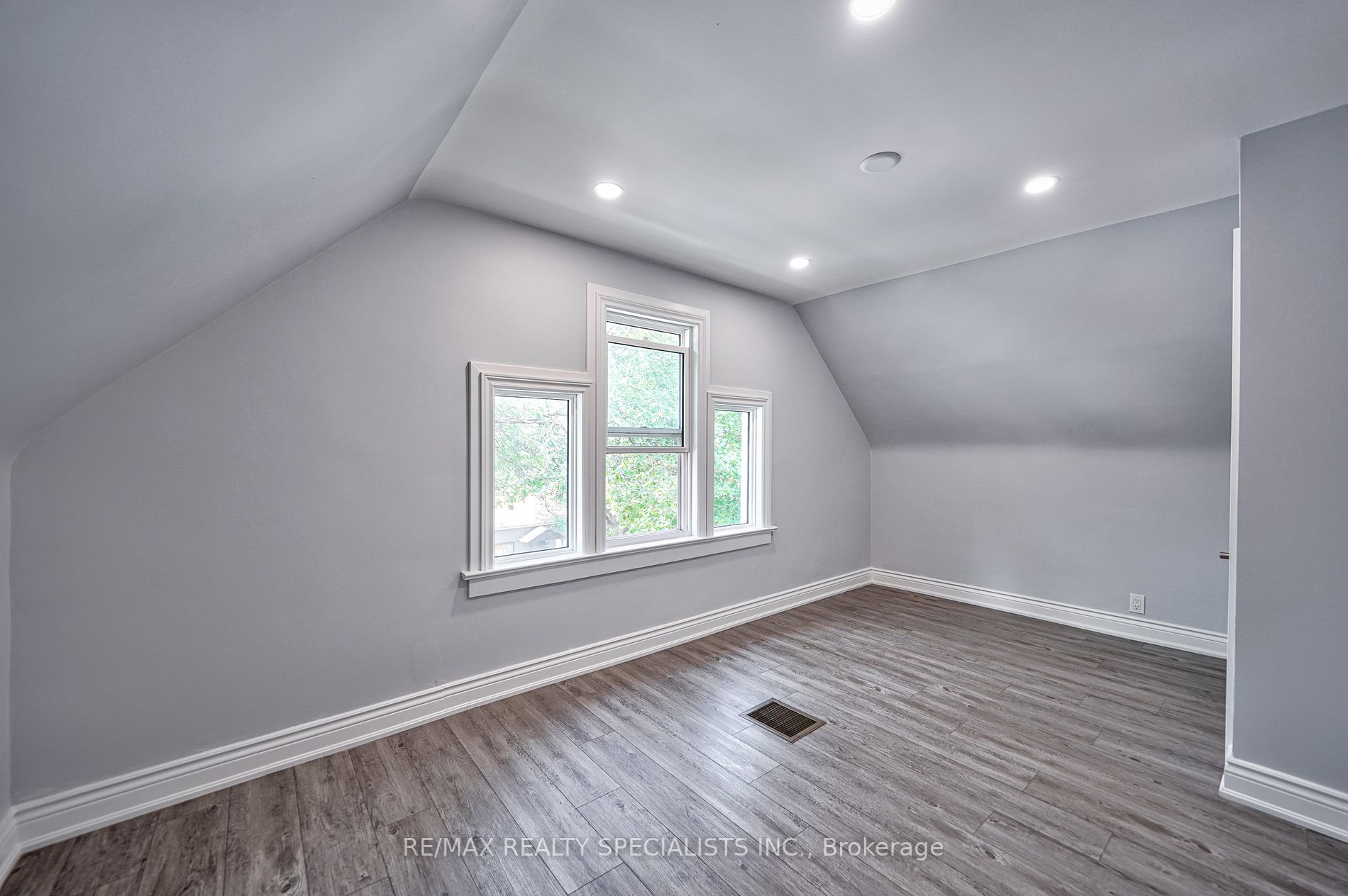 108 Victoria Ave N