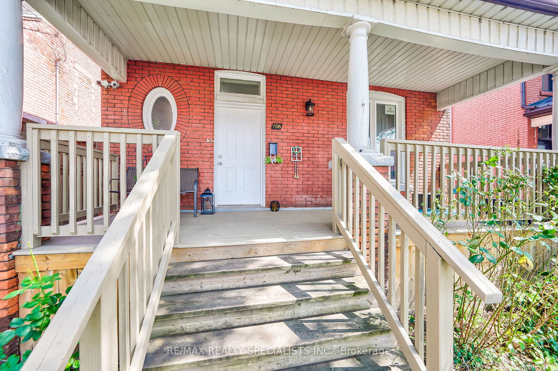 108 Victoria Ave N
