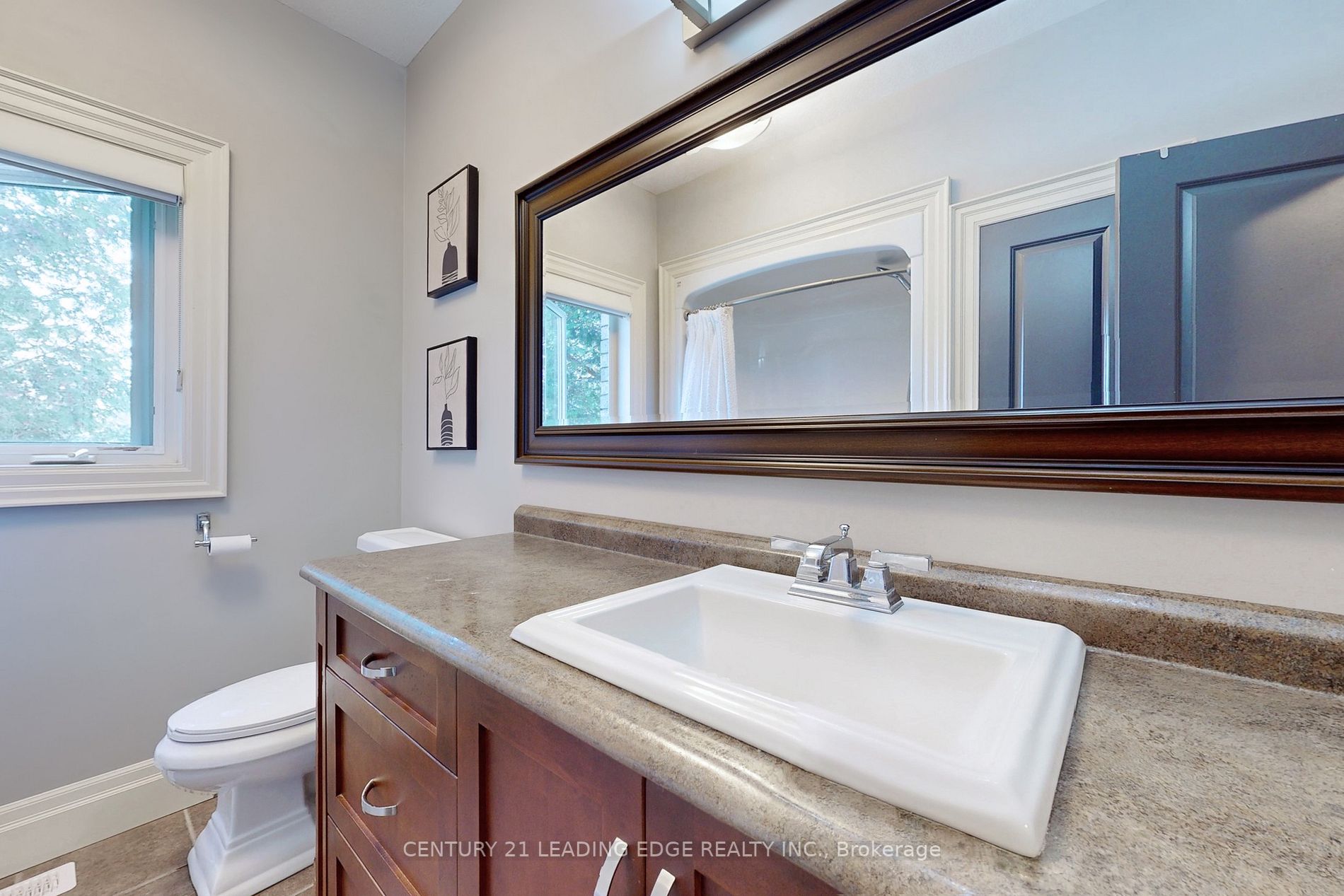 588 Simon Street W