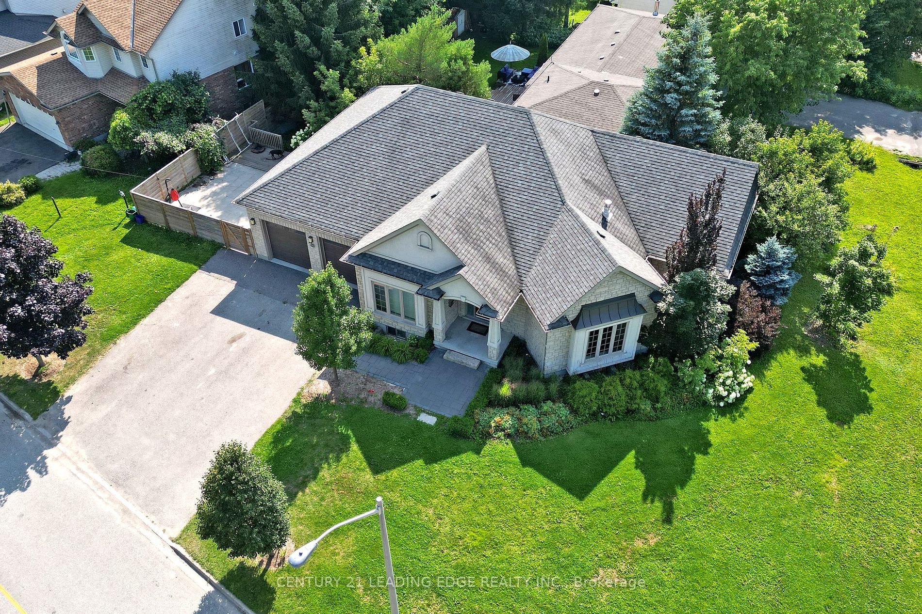 588 Simon Street W