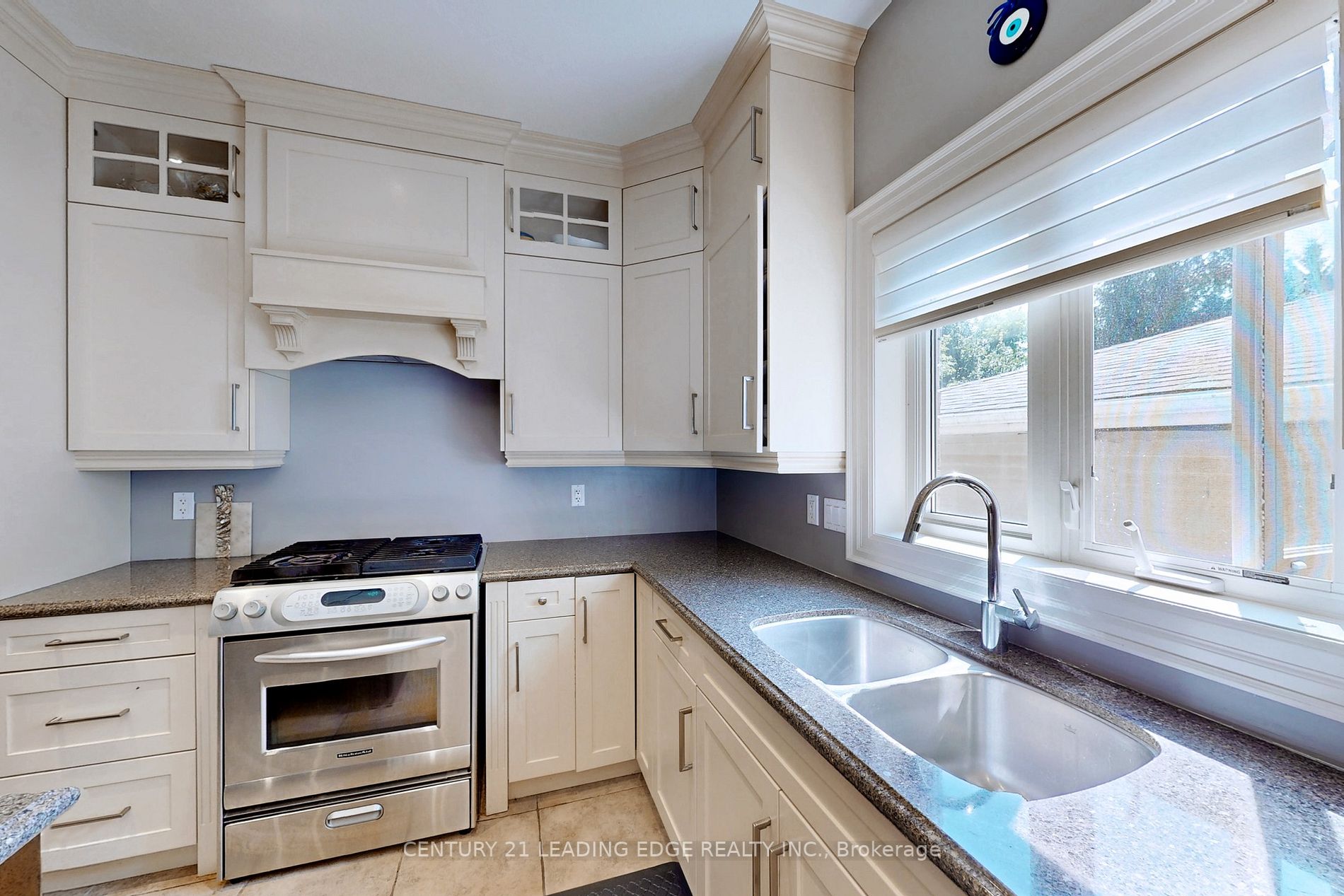 588 Simon Street W