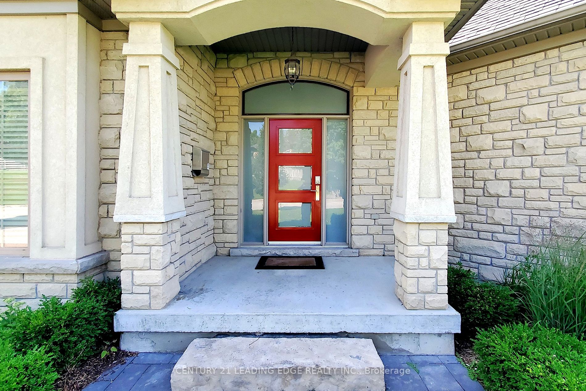 588 Simon Street W