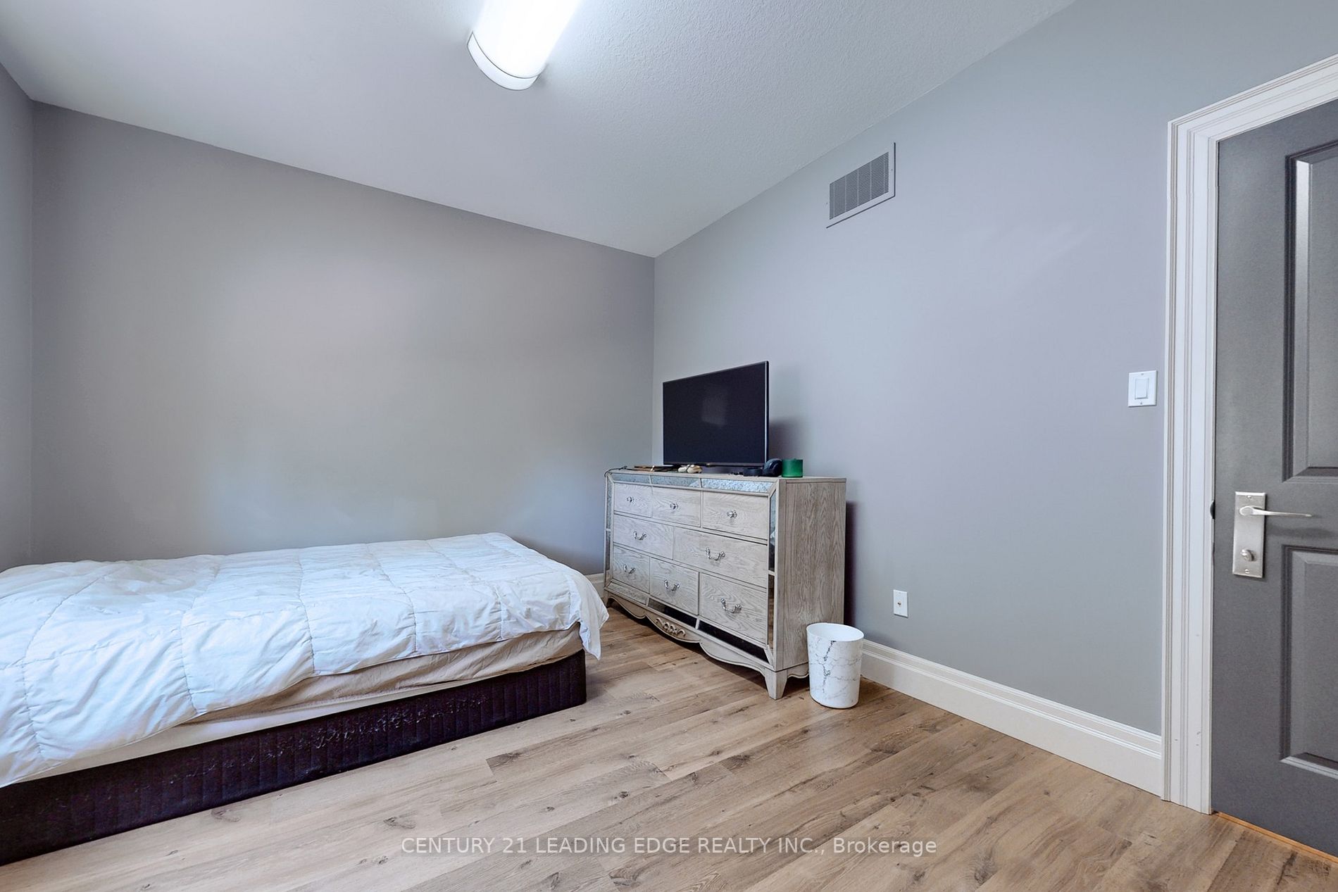 588 Simon Street W