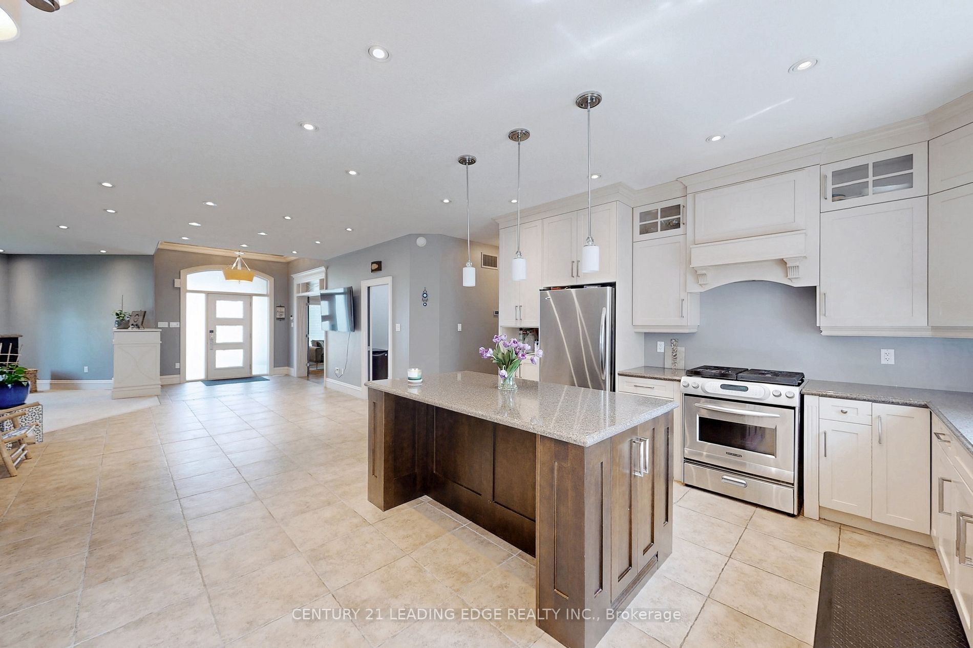 588 Simon Street W