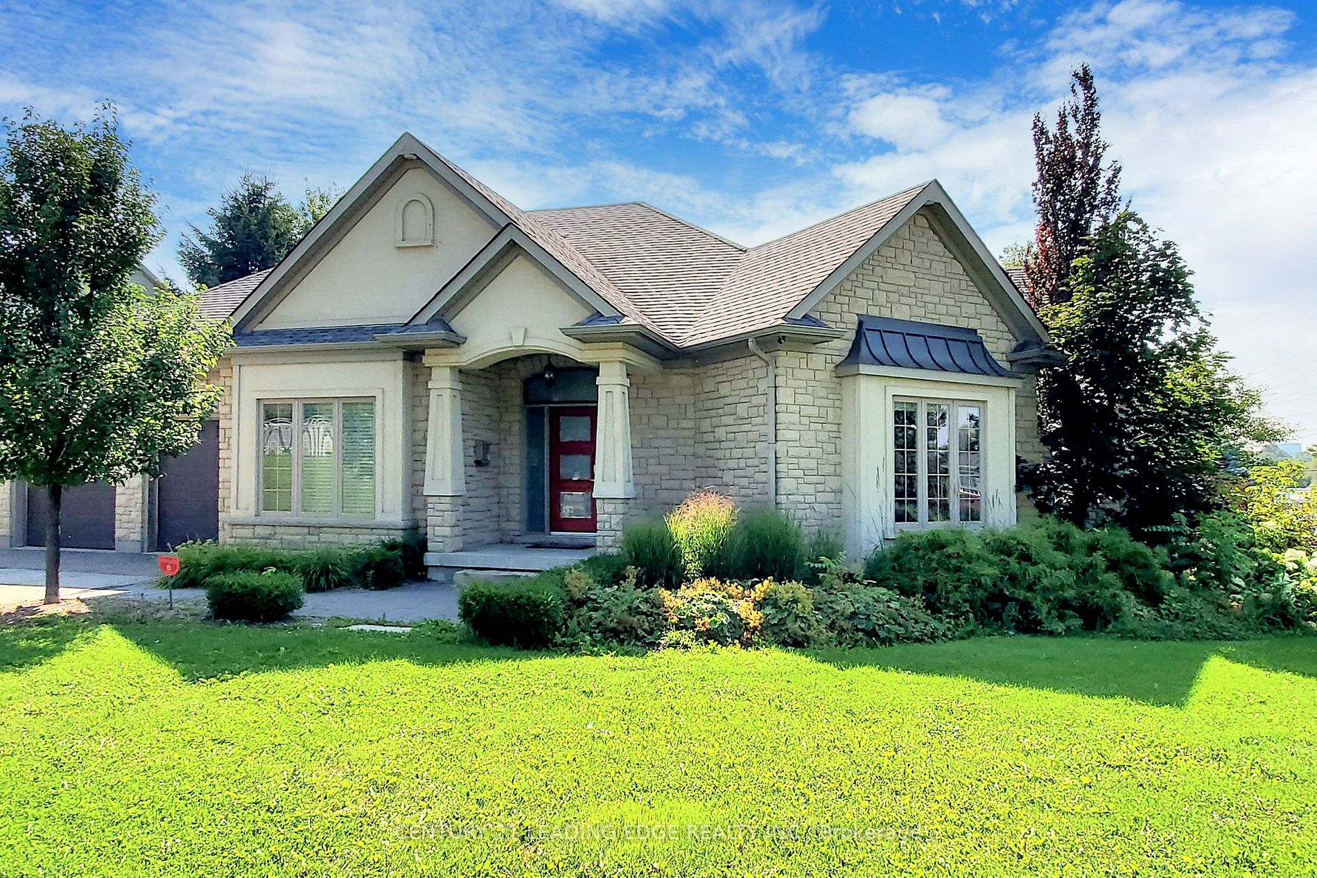 588 Simon Street W