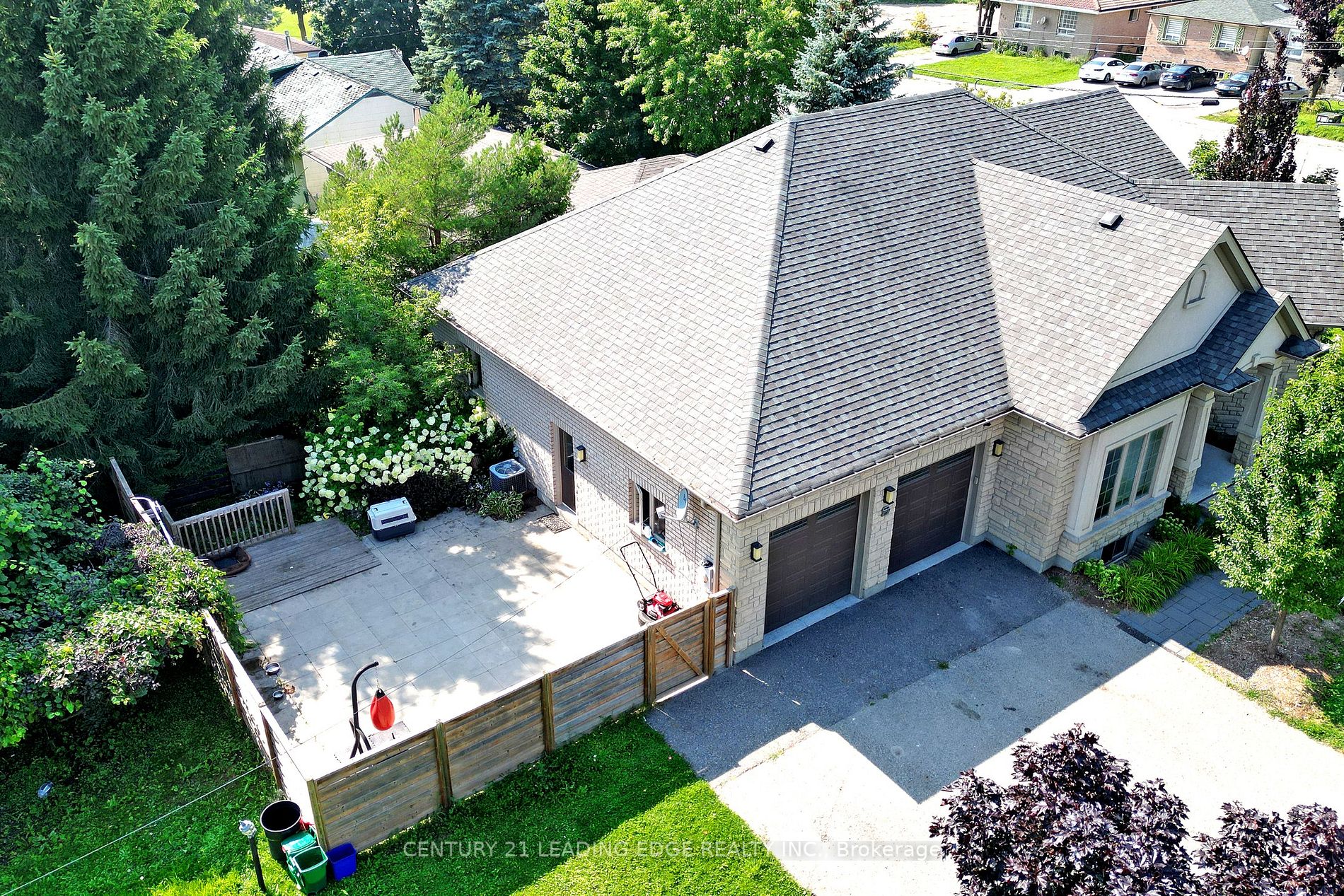 588 Simon Street W