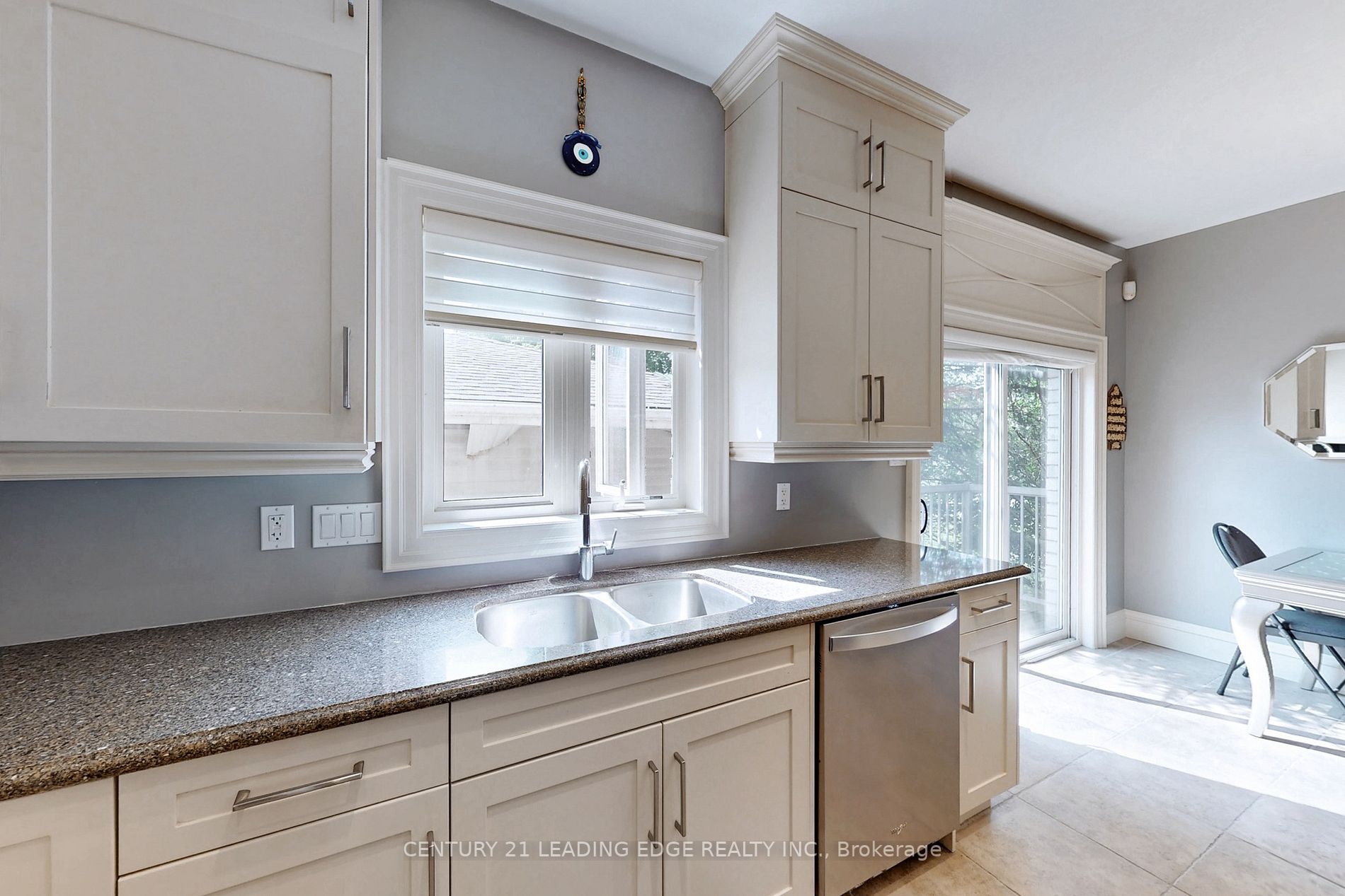 588 Simon Street W