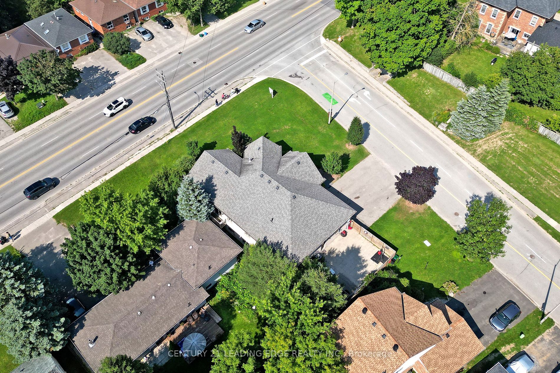 588 Simon Street W