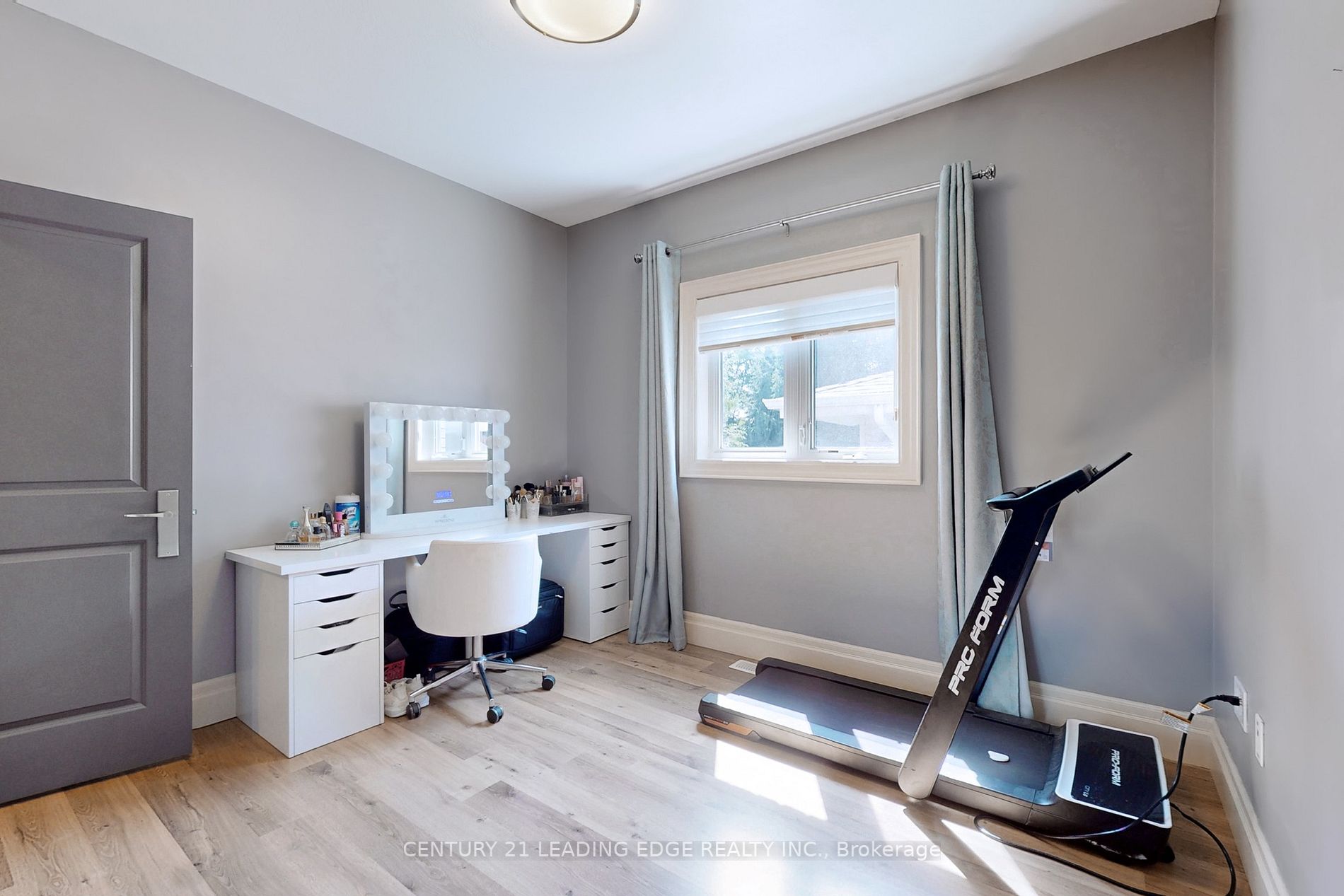 588 Simon Street W