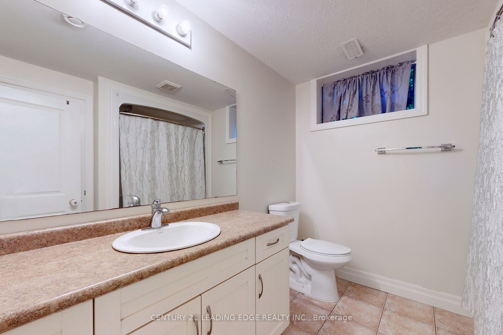 588 Simon Street W