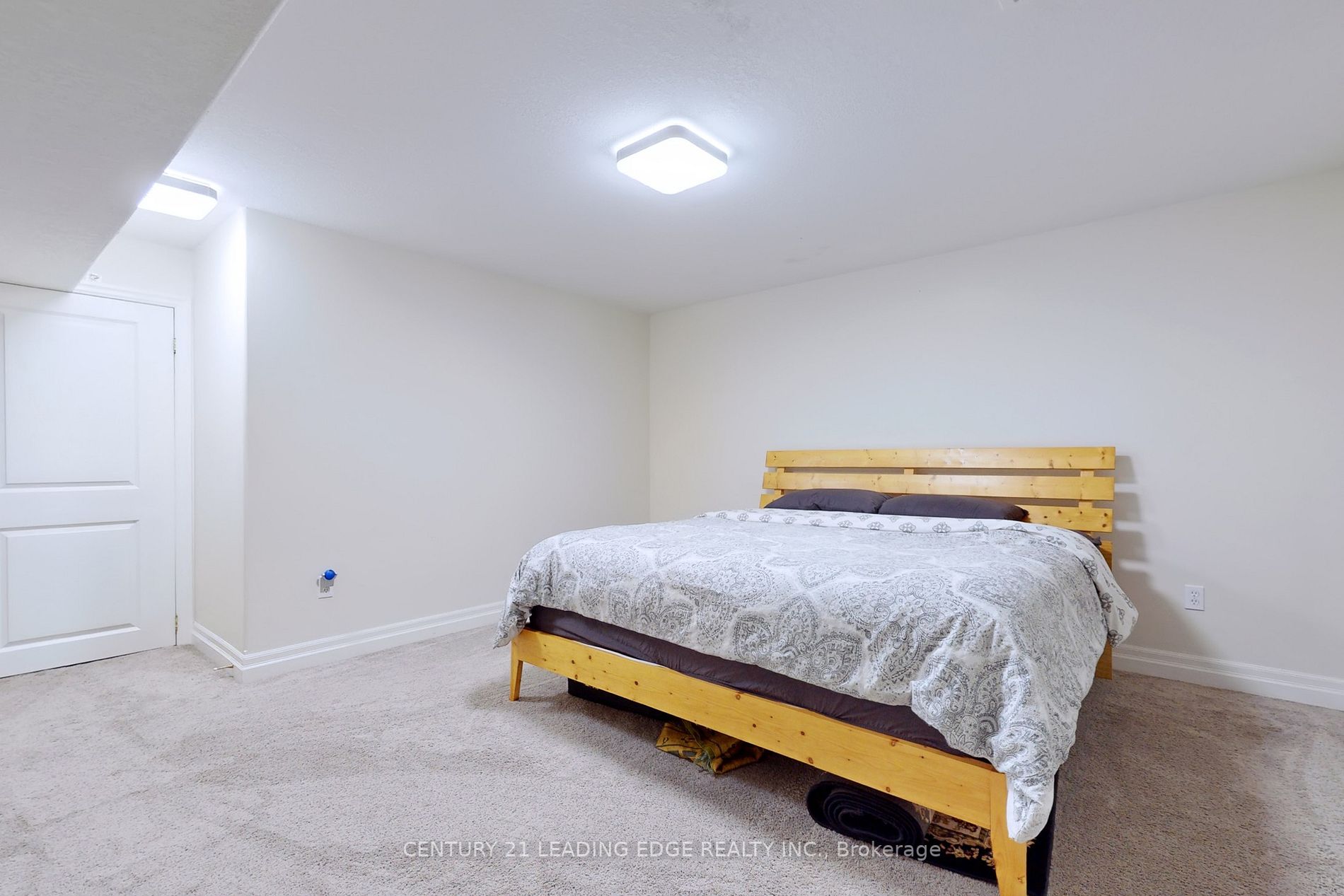 588 Simon Street W