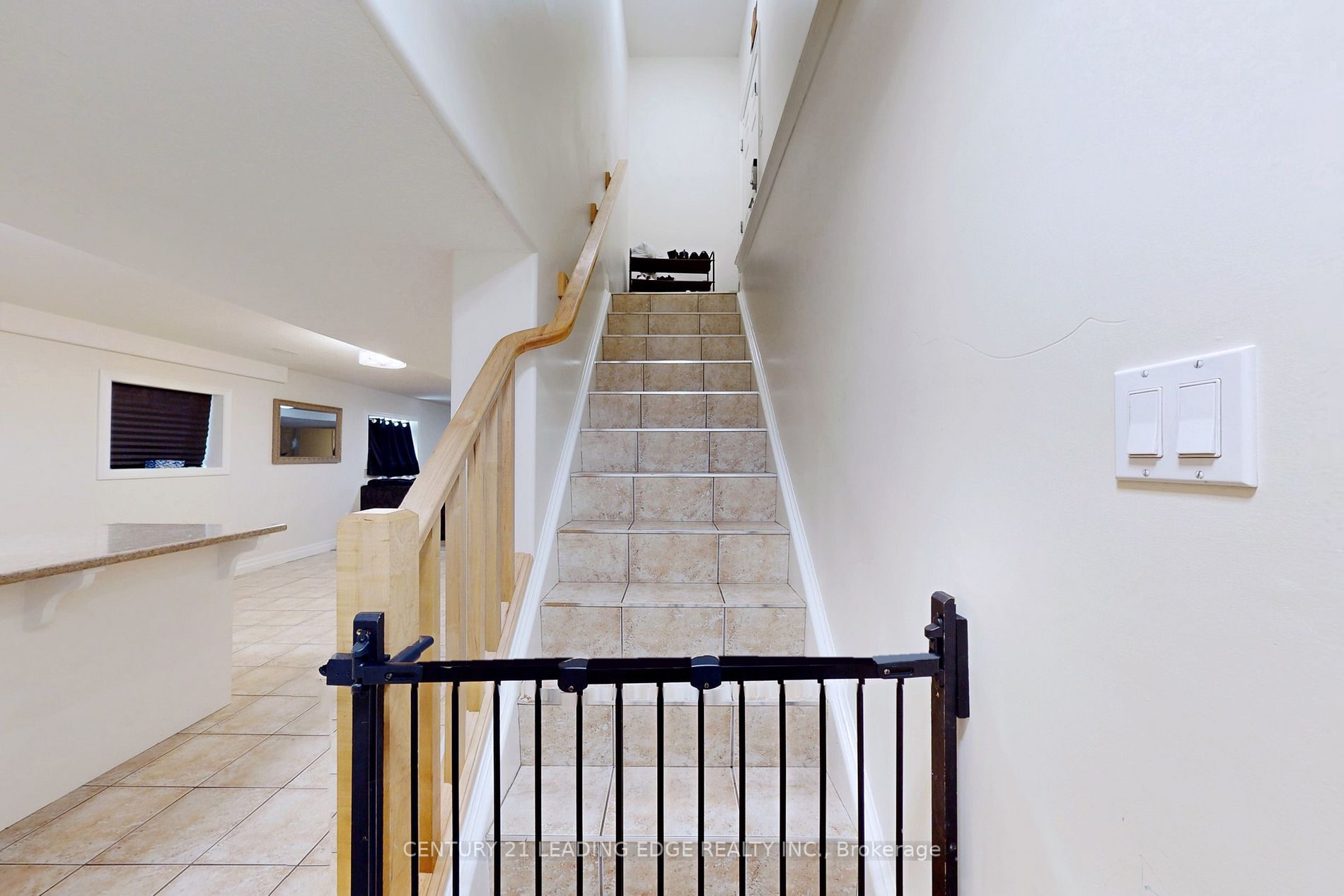 588 Simon Street W