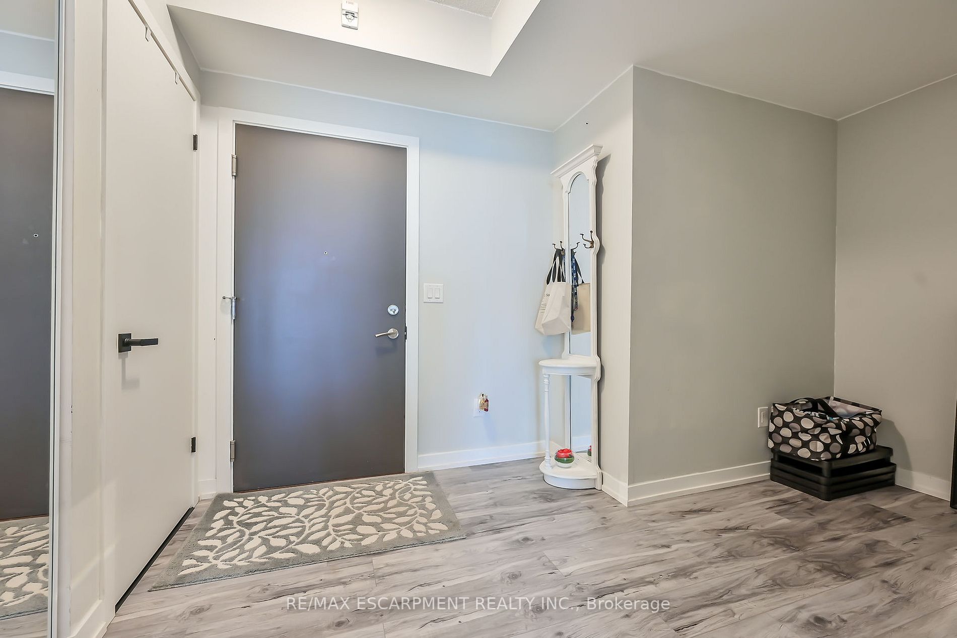 550 North Service Rd, #1302