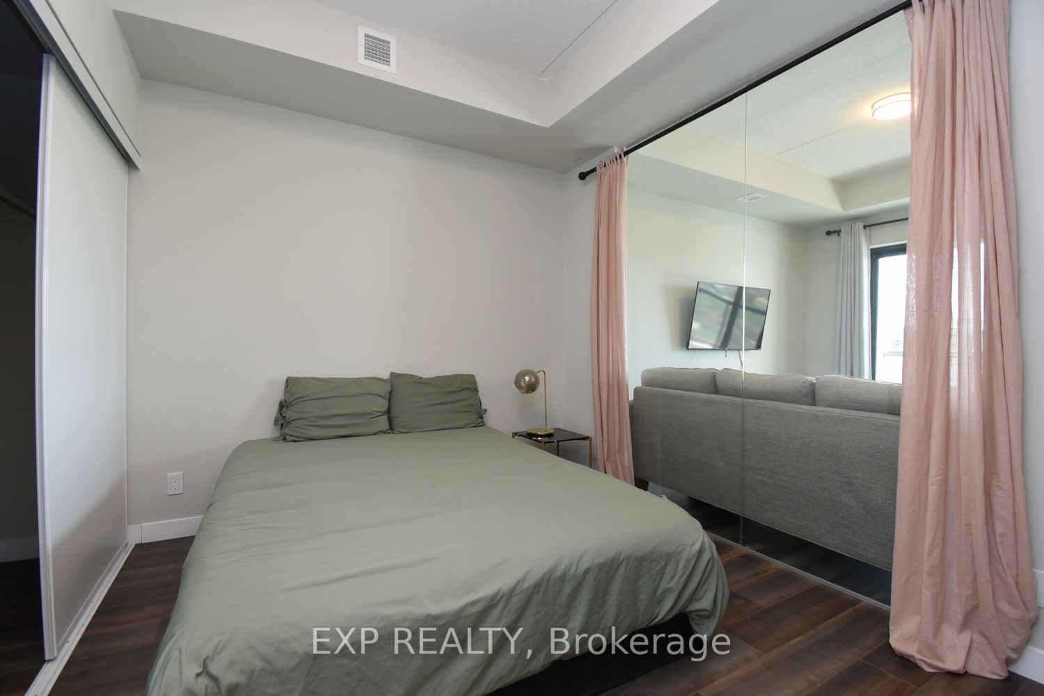 15 Queen St S, #1701