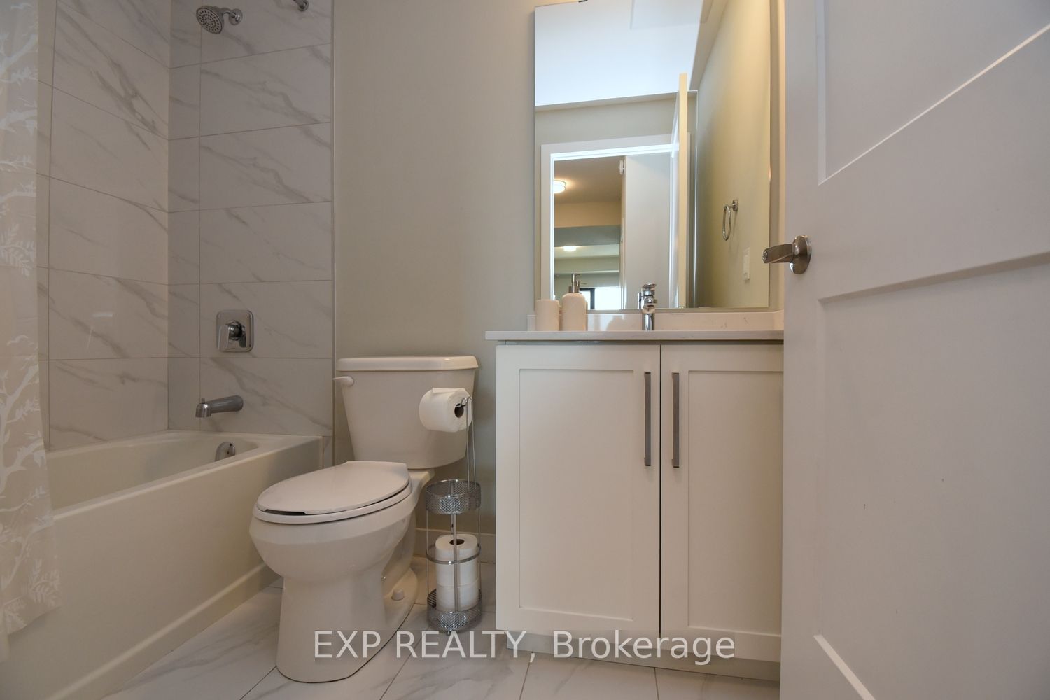 15 Queen St S, #1701