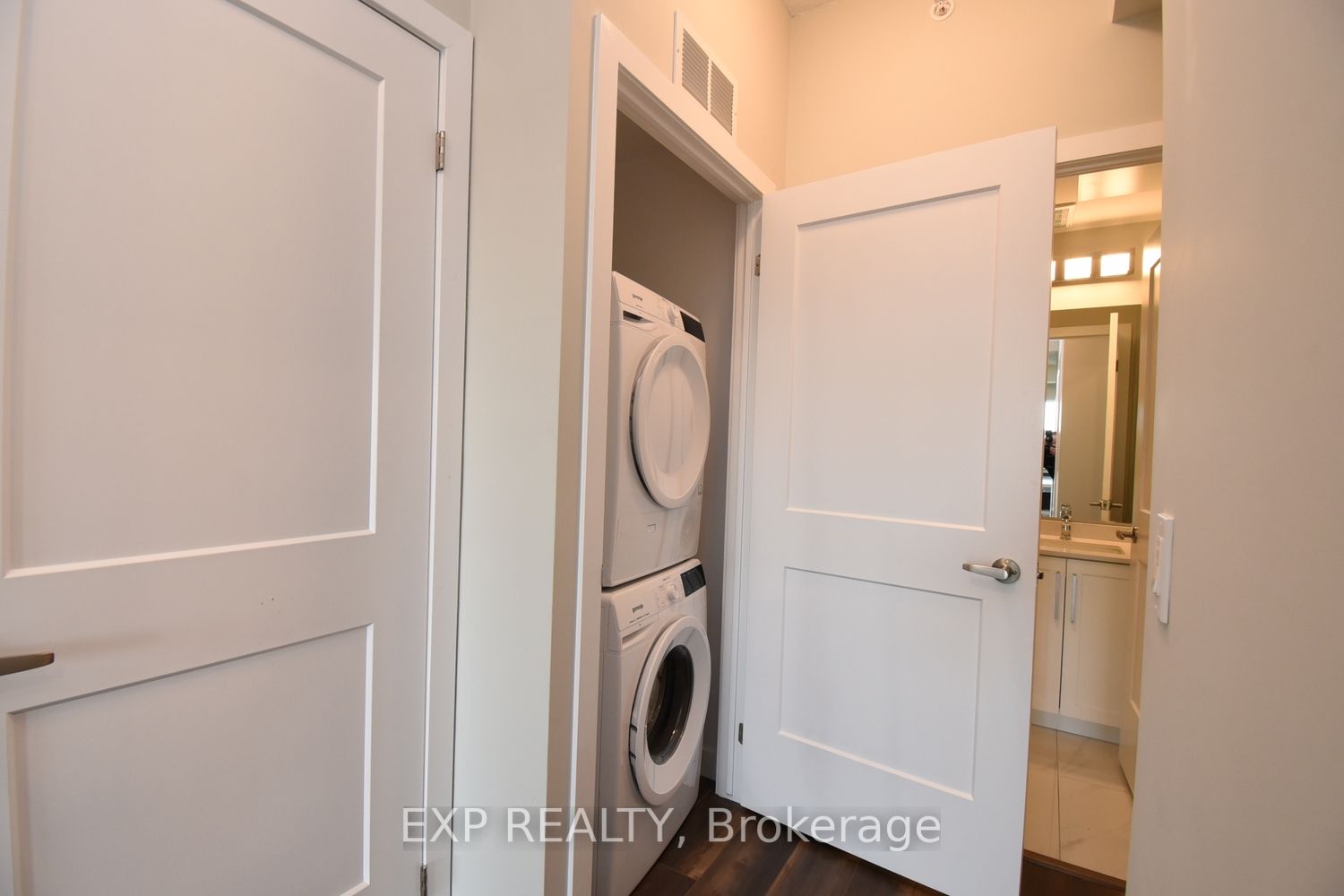 15 Queen St S, #1701