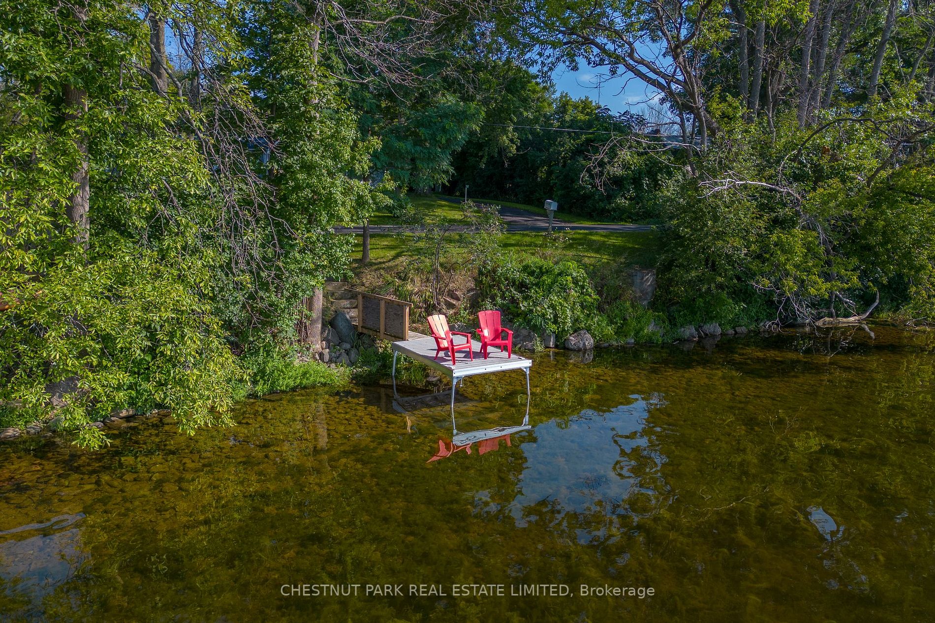 946 Lakeside Dr