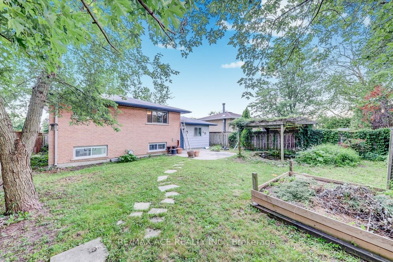 8 Ponderosa Crescent