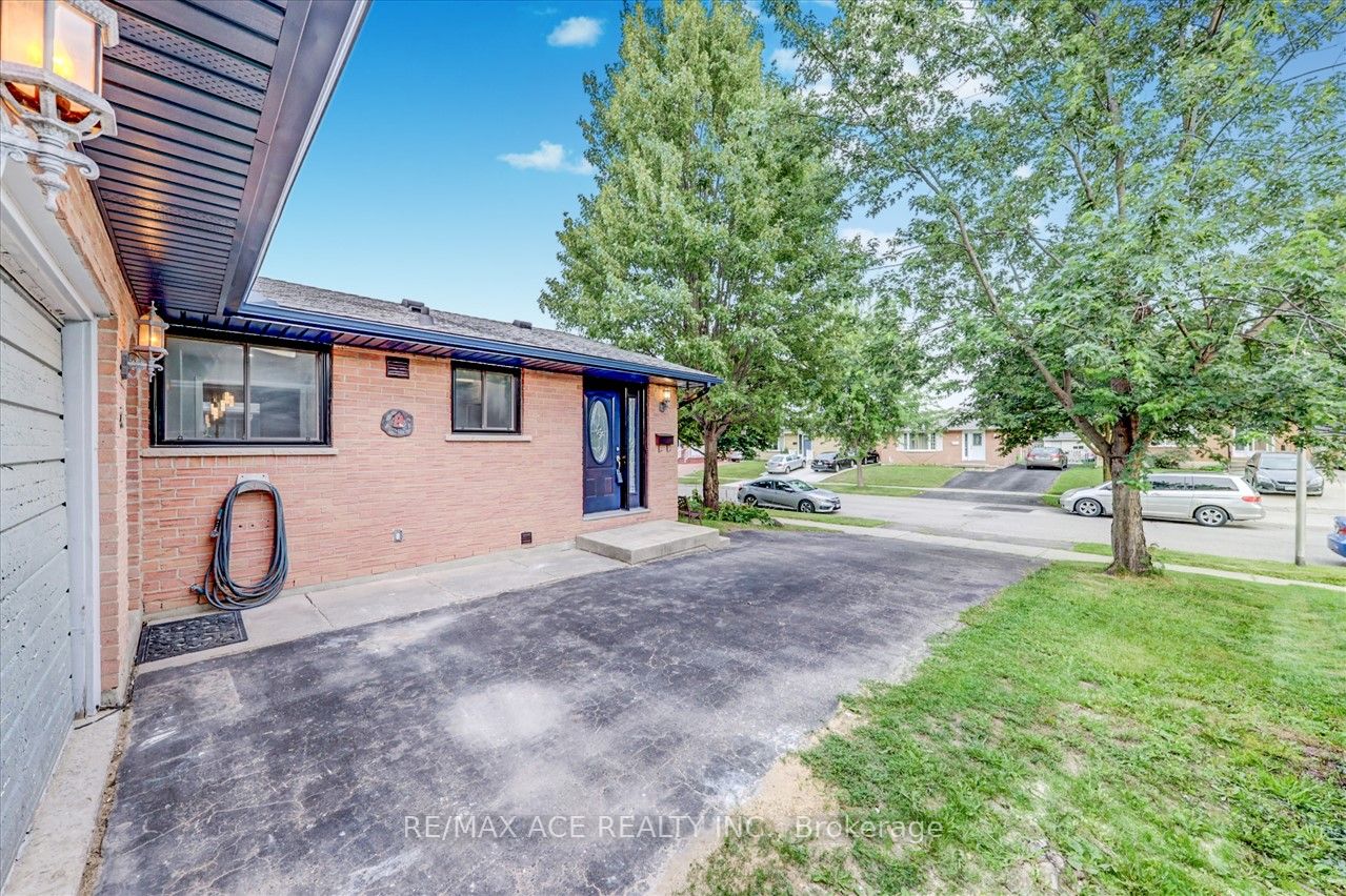 8 Ponderosa Crescent