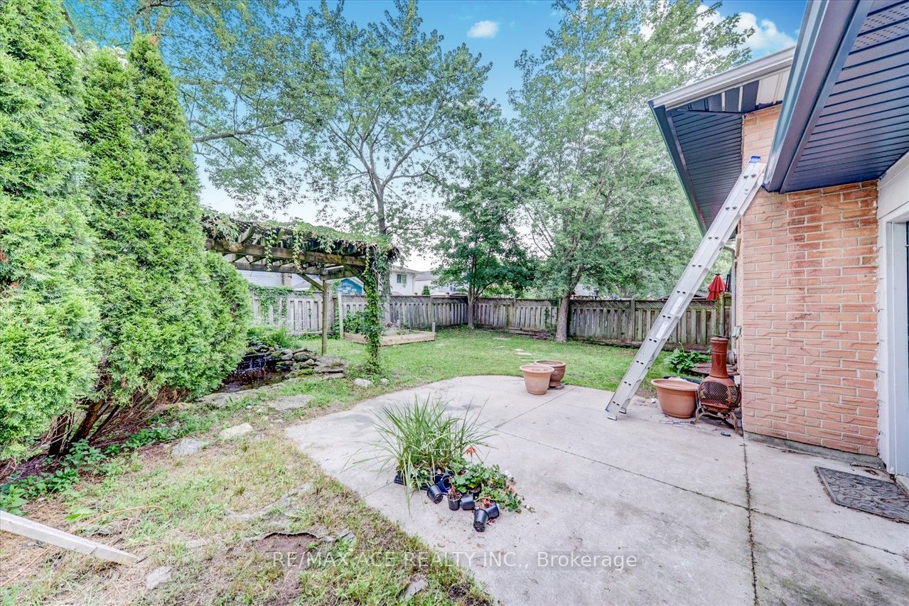 8 Ponderosa Crescent