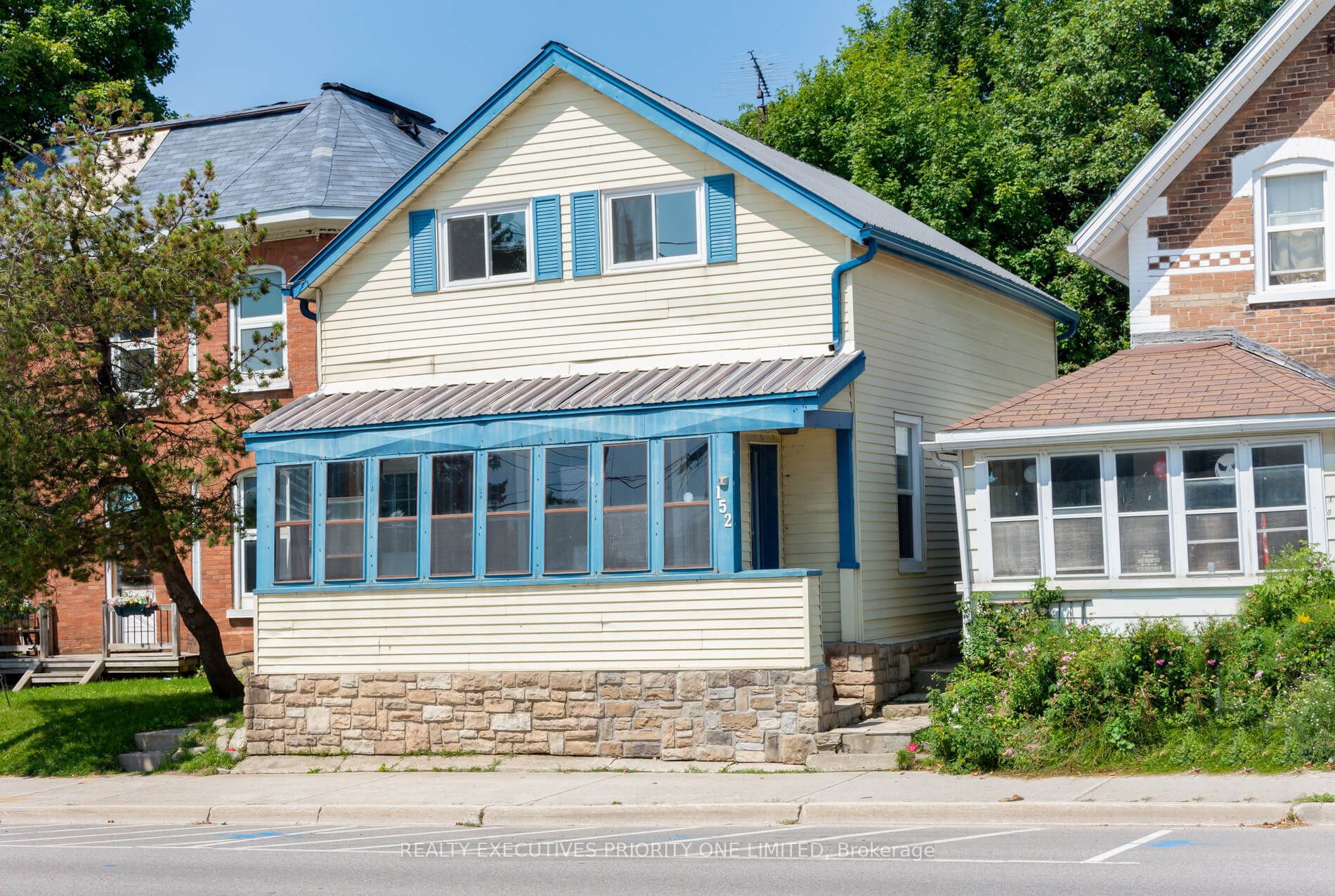 152 Main St W