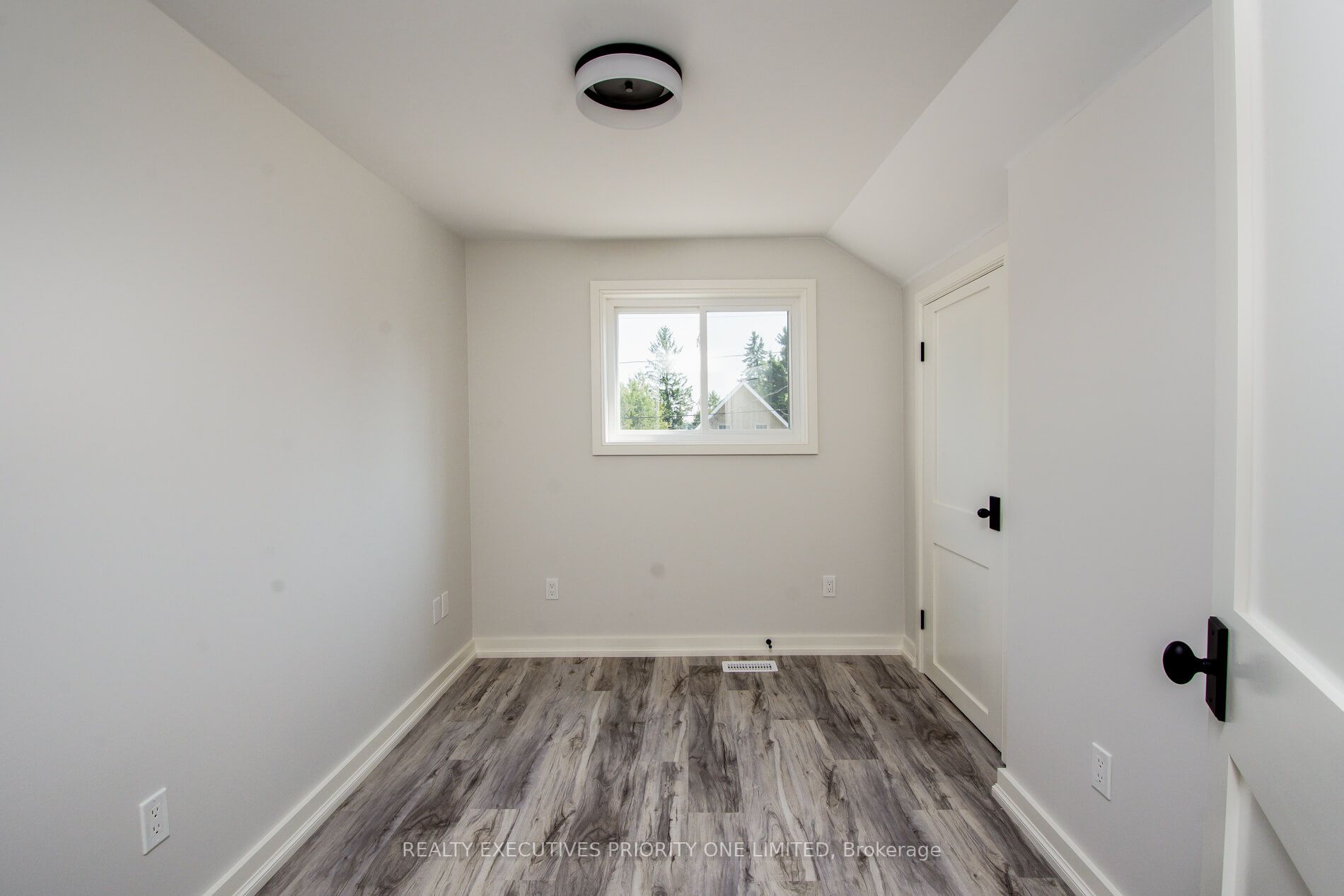 152 Main Street W